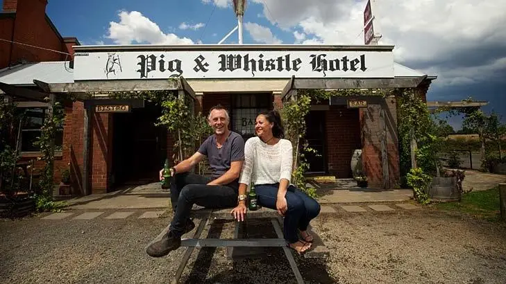 pig-and-whistle-hotel-pub-in-a-paddock